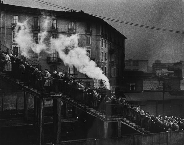 Mario de Biasi : Arrivo degli operai a Porta Romana  - Asta Fotografia: Under 1K - Associazione Nazionale - Case d'Asta italiane