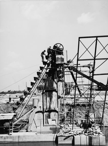 Mario de Biasi : Senza titolo (Industria)  - Asta Fotografia: Under 1K - Associazione Nazionale - Case d'Asta italiane