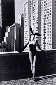 HELMUT NEWTON : Elsa Peretti as A Bunny  - Asta Fotografia - Associazione Nazionale - Case d'Asta italiane