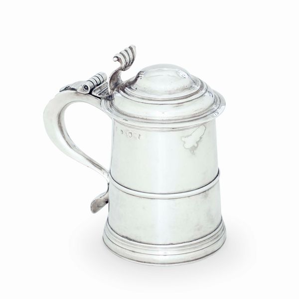 Tankard. Argento fuso e sbalzato. Londra 1724. Marchio dell'argentiere consunto di difficile lettura  - Asta Argenti da Collezione | Antichi - Associazione Nazionale - Case d'Asta italiane