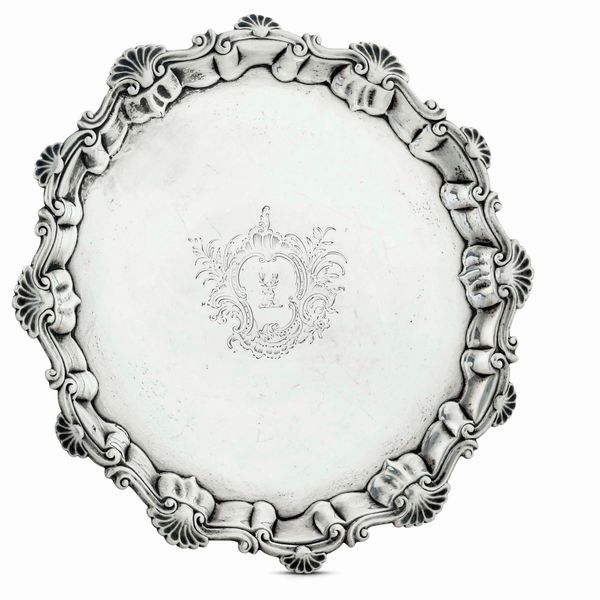 Salver. Londra, 1752. Marchio dell'argentiere parziale di difficile lettura  - Asta Argenti da Collezione | Antichi - Associazione Nazionale - Case d'Asta italiane