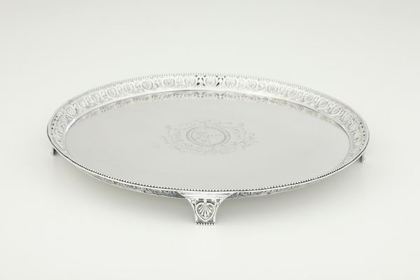 Salver. Londra 1776. Argentiere John Crouch & Thomas Hannam  - Asta Argenti da Collezione | Antichi - Associazione Nazionale - Case d'Asta italiane