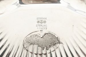 Coppia di ciotole a foggia di conchiglia. Ghoram, USA XX secolo  - Asta Argenti da Collezione | Antichi - Associazione Nazionale - Case d'Asta italiane