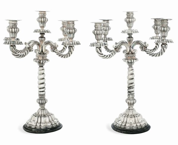 Coppia di candelabri. Argenteria italiana, prima metà del XX sec. Marchio con fascio littorio in uso dal 1935 al 1945, argentiere Cesa, Alessandria.  - Asta Argenti da Collezione | XX secolo - Associazione Nazionale - Case d'Asta italiane