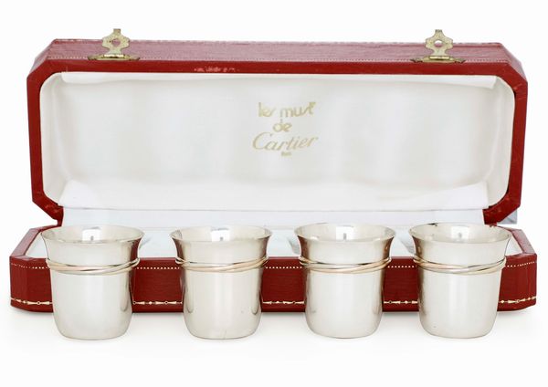 Set comprendente quattro bicchieri da viaggio e glacette. Maison Cartier Collezione Trinity Parigi, XX-XXI secolo, entro custodia originale  - Asta Argenti da Collezione | XX secolo - Associazione Nazionale - Case d'Asta italiane