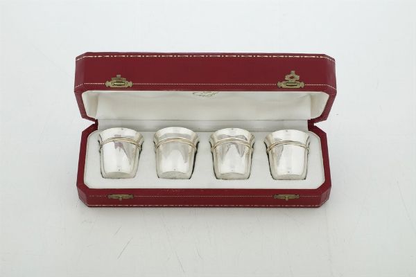 Set comprendente quattro bicchieri da viaggio e glacette. Maison Cartier Collezione Trinity Parigi, XX-XXI secolo, entro custodia originale  - Asta Argenti da Collezione | XX secolo - Associazione Nazionale - Case d'Asta italiane