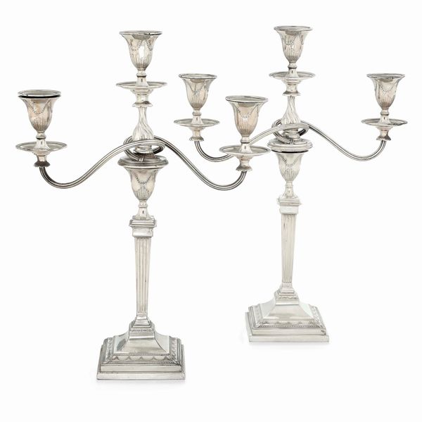 Coppia di candelabri. Città di Sheffiled 1891. Argentiere Harrison Brothers & Howson  - Asta Argenti da Collezione | XX secolo - Associazione Nazionale - Case d'Asta italiane