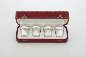 Set comprendente quattro bicchieri da viaggio e glacette. Maison Cartier Collezione Trinity Parigi, XX-XXI secolo, entro custodia originale  - Asta Argenti da Collezione | XX secolo - Associazione Nazionale - Case d'Asta italiane