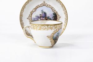 Tazza con piattino<BR>Danimarca, Manifattura Royal Copenhagen, ultimo quarto del XVIII secolo<BR>  - Asta Maioliche, Porcellane e Figure Venete di un Collezionista Veneziano - Associazione Nazionale - Case d'Asta italiane