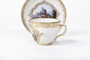 Tazza con piattino<BR>Danimarca, Manifattura Royal Copenhagen, ultimo quarto del XVIII secolo<BR>  - Asta Maioliche, Porcellane e Figure Venete di un Collezionista Veneziano - Associazione Nazionale - Case d'Asta italiane