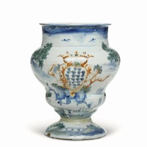 Vaso stemmato <BR>Liguria, inizio del XVIII secolo<BR><BR>  - Asta Maioliche, Porcellane e Figure Venete di un Collezionista Veneziano - Associazione Nazionale - Case d'Asta italiane