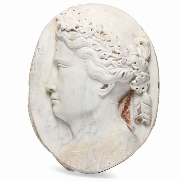 Profilo femminile con serto di foglie di quercia. Arte neoclassica del XIX secolo  - Asta Scultura e Oggetti d'Arte - Associazione Nazionale - Case d'Asta italiane