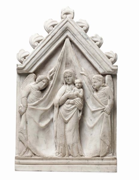 Madonna con Bambino ed Angeli. Arte gotica toscana met del XIV secolo. Scultore prossimo ad Agostino di Giovanni (Siena 1285-1347) o Agnolo di Ventura (Siena ante 1312-1349 post)  - Asta Scultura e Oggetti d'Arte - Associazione Nazionale - Case d'Asta italiane