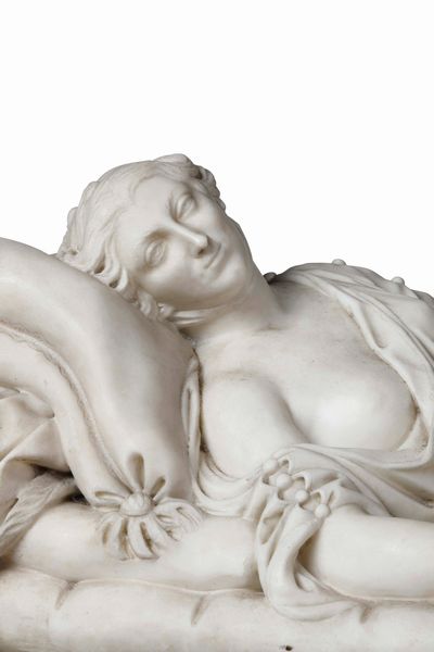 Figura di gentildonna distesa con libro e cartiglio. Arte barocca italiana del XVII secolo  - Asta Scultura e Oggetti d'Arte - Associazione Nazionale - Case d'Asta italiane