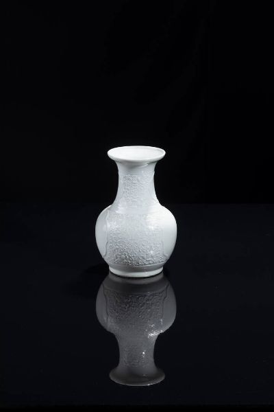 VASO : Vaso in porcellana blanc de chine con decori floreali a rilievo  Cina  dinastia Qing  XIX sec H cm 21x14  - Asta Arte orientale - Associazione Nazionale - Case d'Asta italiane