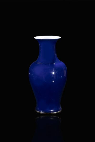 VASO : Vaso in porcellana blu cobalto  Cina  dinastia Qing  XIX sec H cm 34 Diam cm 17  - Asta Arte orientale - Associazione Nazionale - Case d'Asta italiane