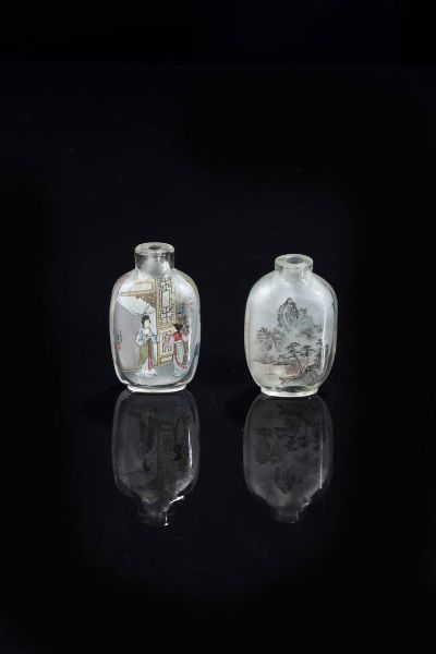 COPPIA DI SNUFF BOTTLE : Coppia di snuff bottle in vetro decorate con scene di corte e paesaggio  Cina  Repubblica  XX sec 1) H cm 6 5x4 2) H cm 6x4  - Asta Arte orientale - Associazione Nazionale - Case d'Asta italiane