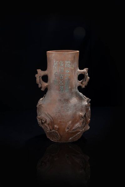 VASO : Vaso in terracotta con decori vegetali e iscrizioni  Cina  Repubblica  XX sec H cm 34 Diam cm 20  - Asta Arte orientale - Associazione Nazionale - Case d'Asta italiane