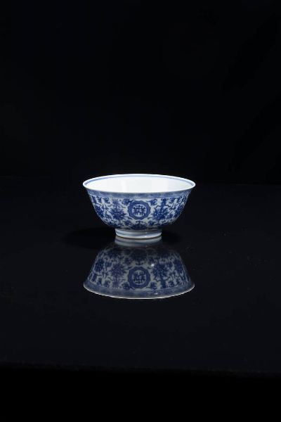 CIOTOLA : Ciotola in porcellana bianco e blu  con decori floreali  Cina  dinastia Qing  XIX sec H cm 7 Diam cm 14 5  - Asta Arte orientale - Associazione Nazionale - Case d'Asta italiane