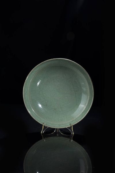 PIATTO : Piatto Longquan in ceramica celadon con decori floreali  Cina  dinastia Ming  XVII sec Diam cm 36 H cm 6  - Asta Arte orientale - Associazione Nazionale - Case d'Asta italiane