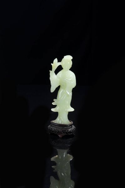 GUANYIN : Figura di Guanyin in giadeite su base in legno  Cina  Repubblica  XX sec. H cm 16 5x6 5  - Asta Arte orientale - Associazione Nazionale - Case d'Asta italiane