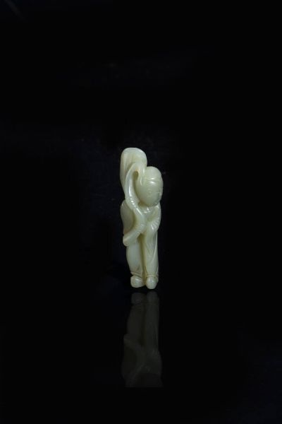 GIADA : Figura di saggio in posizione eretta in giada celadon  Cina  dinastia Qing  XIX sec H cm 8x2  - Asta Arte orientale - Associazione Nazionale - Case d'Asta italiane