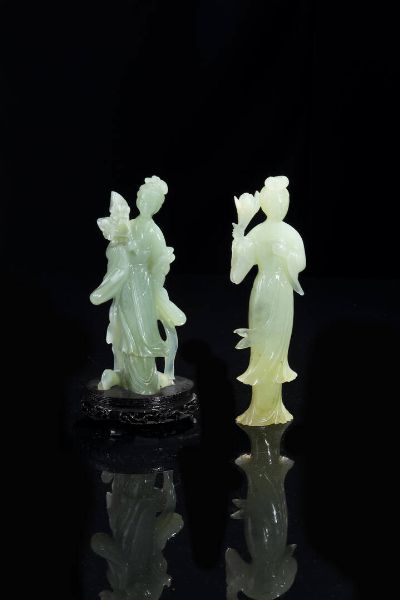 DUE GUANYIN : Lotto composto da due figure in giadeite rappresentanti Guanyin  Cina  Repubblica  XX sec H cm 18x8 H cm 21 5x6 5  - Asta Arte orientale - Associazione Nazionale - Case d'Asta italiane