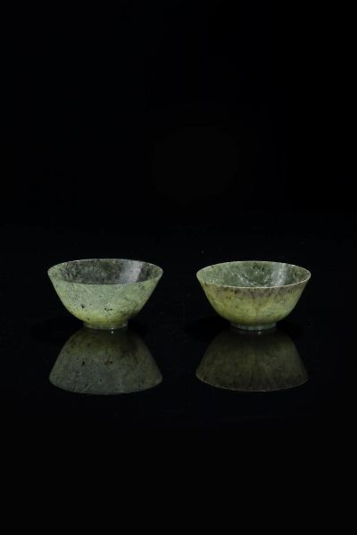 COPPIA DI BOWL : Coppia di bowl in giadeite  Cina  Repubblica  XX sec H cm 4.5  Diam cm 10  - Asta Arte orientale - Associazione Nazionale - Case d'Asta italiane