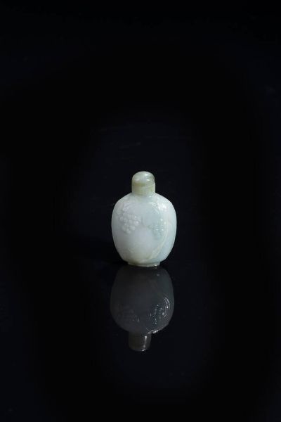 SNUFF BOTTLE : Snuff bottle in giada celadon decorata con grappoli d'uva  Cina  dinastia Qing  XIX sec H cm 6x4  - Asta Arte orientale - Associazione Nazionale - Case d'Asta italiane