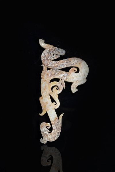 SCULTURA : Giada a forma di serpente arcaico  Cina  dinastia Ming  XVI sec H cm14 5x8  - Asta Arte orientale - Associazione Nazionale - Case d'Asta italiane