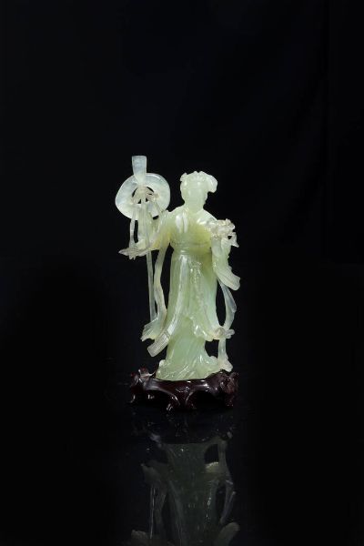 GUANYIN : Guanyin in giadeite raffigurante donna con attrezzi e fiori  poggiante su base in legno  Cina  Repubblica  XX sec. H cm 18 5  - Asta Arte orientale - Associazione Nazionale - Case d'Asta italiane