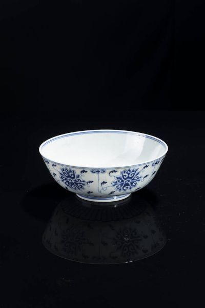 CIOTOLA : Ciotola in porcellana bianco e blu dipinta con decori floreali  Cina  dinastia Qing  epoca Guangxu (1875-1908) H cm 7 5 Diam cm 20  - Asta Arte orientale - Associazione Nazionale - Case d'Asta italiane