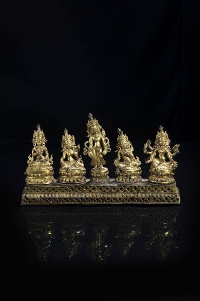 SCULTURA : Scultura in bronzo composta da cinque figure di Buddha su base con iscrizioni al retro  Tibet  XVIII sec H cm 17 5x31 5  - Asta Arte orientale - Associazione Nazionale - Case d'Asta italiane