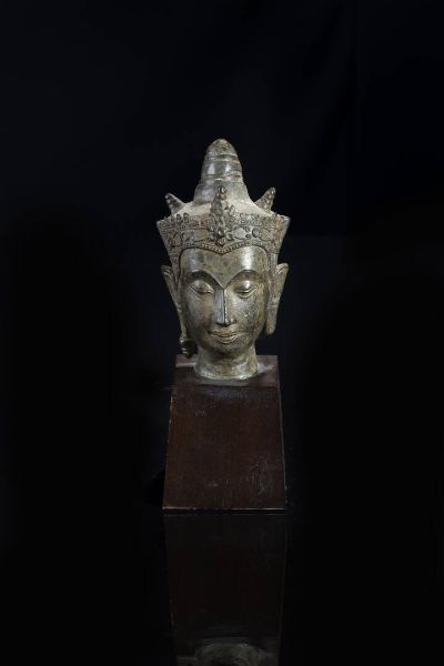 TESTA IN BRONZO : Testa di buddha in bronzo su base in legno  Thailandia  XVIII sec H cm 14x8 (misure senza base)  - Asta Arte orientale - Associazione Nazionale - Case d'Asta italiane