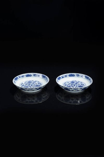 COPPIA DI PIATTINI : Coppia di piattini in porcellana bianco e blu con decori floreali  Cina  dinastia Qing  epoca Guangxu  (18751908) H cm 3 5 Diam cm 15 5  - Asta Arte orientale - Associazione Nazionale - Case d'Asta italiane