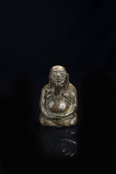 SCULTURA IN BRONZO : Figura di saggio seduto nella posizione del loto in bronzo  Cina  dinastia Qing  XIX sec H cm 14x9  - Asta Arte orientale - Associazione Nazionale - Case d'Asta italiane