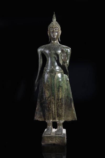 BUDDHA : Scultura in bronzo raffigurante Buddha nella posizione eretta   Ayutthaya  Tailandia  XVIII sec H cm 94x30  - Asta Arte orientale - Associazione Nazionale - Case d'Asta italiane