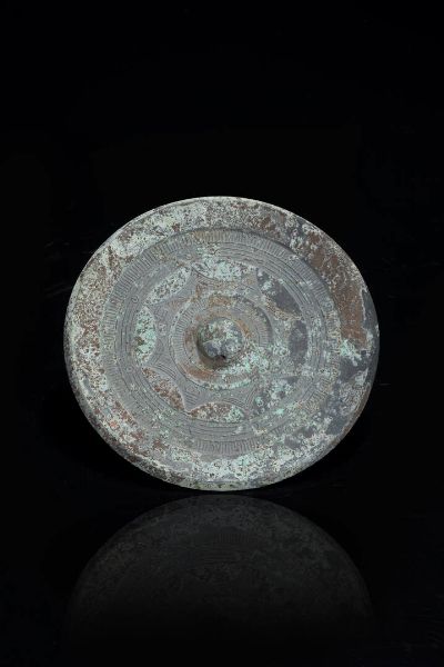 SPECCHIO : Specchio in bronzo  Cina  dinastia Ming  XVII sec Diam cm 18  - Asta Arte orientale - Associazione Nazionale - Case d'Asta italiane