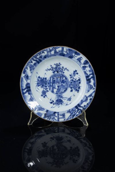 PIATTO : Piatto in porcellana bianco e blu decorato con scene di corte  Cina  dinastia Qing  XIX sec H cm 3 5 Diam cm 25  - Asta Arte orientale - Associazione Nazionale - Case d'Asta italiane