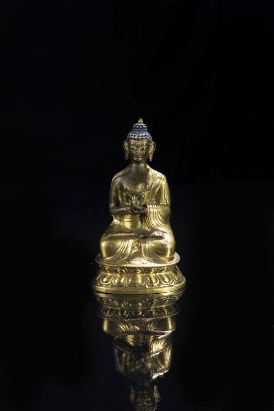 BUDDHA : Buddha in rame dorato seduto nella posizione del loto  Cina  dinastia Qing  XVIII sec H cm 20x11 4  - Asta Arte orientale - Associazione Nazionale - Case d'Asta italiane