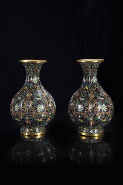 COPPIA DI VASI : Coppia di vasi a bottiglia in smalto con decori di fiori di loto su sfondo nero  Cina  dinastia Qing  epoca Guanxu (1875-1908) H cm 39 Diam cm 23  - Asta Arte orientale - Associazione Nazionale - Case d'Asta italiane