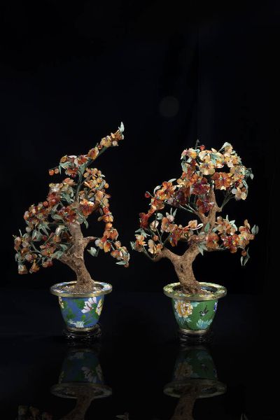 COPPIA DI VASI : Coppia di vasi in cloisonn montati ad albero con petali in agata  Cina  Repubblica  XX sec H cm 50x30  - Asta Arte orientale - Associazione Nazionale - Case d'Asta italiane