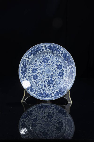 PIATTO : Piatto in porcellana bianco e blu  Cina  dinastia Qing  epoca Kangxi (1662-1722) Diam cm 22 H cm 3  - Asta Arte orientale - Associazione Nazionale - Case d'Asta italiane