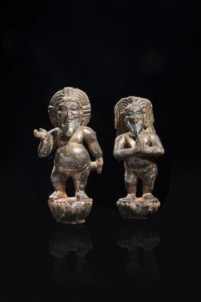 COPPIA DI SCULTURE : Coppia di sculture di divinit in legno dorato  sud est asiatico  Bali  XIX sec H cm 32 5x16  - Asta Arte orientale - Associazione Nazionale - Case d'Asta italiane