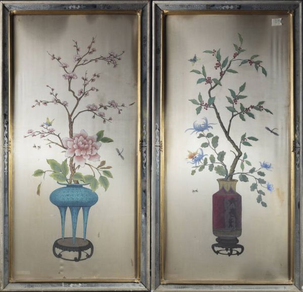 COPPIA DI PANNELLI : Coppia di pannelli finemente dipinti su seta rappresentanti vasi con rami in fiore  Cina  Repubblica  XX sec H cm 68x129 (con cornice)  - Asta Arte orientale - Associazione Nazionale - Case d'Asta italiane