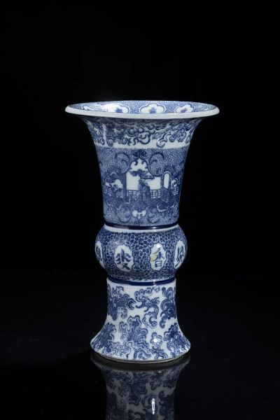 VASO : Vaso a tromba in porcellana bianco e blu con decori di scene di corte  Cina  dinastia Qing  XIX sec H cm 41 Diam cm 24 5  - Asta Arte orientale - Associazione Nazionale - Case d'Asta italiane