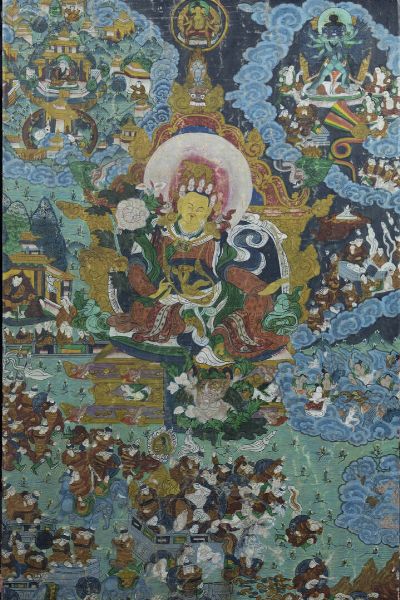 THANGKA : Thangka in pergamena applicato su pannello  finemente decorato con Buddha e personaggi  Cina  dinastia Qing  XIX sec H cm 61x40  - Asta Arte orientale - Associazione Nazionale - Case d'Asta italiane