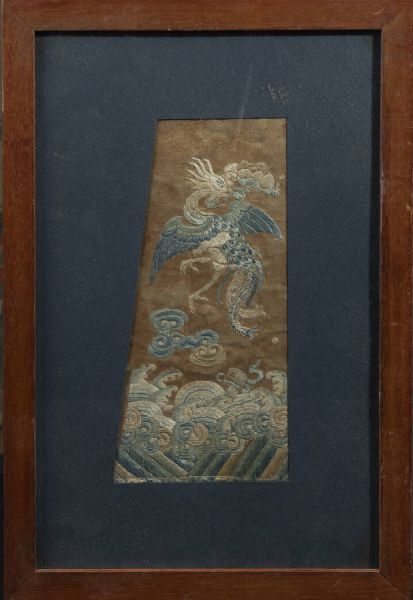 PICCOLO RICAMO : Piccolo ricamo raffigurante fenice  Cina  dinastia Qing  XIX sec H cm 24x10  - Asta Arte orientale - Associazione Nazionale - Case d'Asta italiane