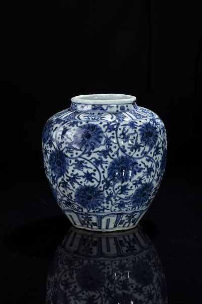 VASO : Vaso in porcellana bianco e blu con decori floreali  Cina  dinastia Qing  XIX sec H cm 26 Diam cm 24  - Asta Arte orientale - Associazione Nazionale - Case d'Asta italiane