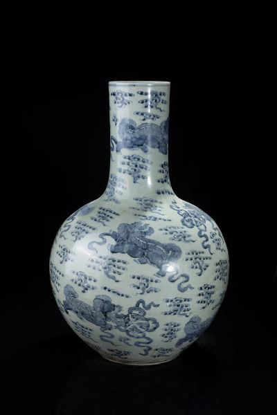 VASO : Grande vaso a pallone in porcellana bianco e blu decorato con cani di Pho tra le nuvole  Cina  dinastia Qing  XIX sec H cm 58 Diam cm 35  - Asta Arte orientale - Associazione Nazionale - Case d'Asta italiane